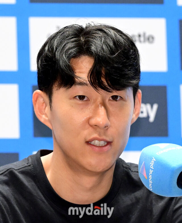 2일 오전 서울 여의도 IFC에서 '2025 쿠팡플레이 시리즈, 토트넘 홋스퍼 FC 기자회견'이 열렸다. 토트넘 손흥민이 인사하고 있다./유진형 기자