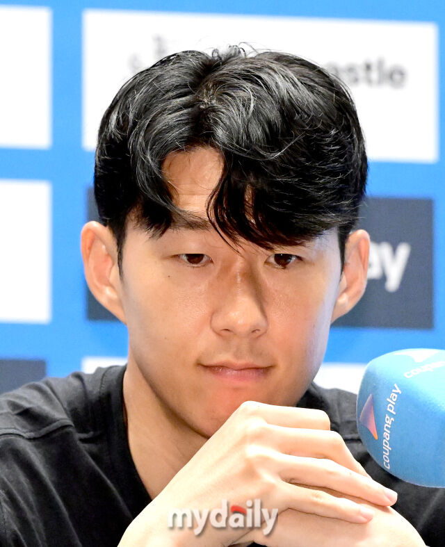 2일 오전 서울 여의도 IFC에서 '2025 쿠팡플레이 시리즈, 토트넘 홋스퍼 FC 기자회견'이 열렸다. 토트넘 손흥민이 이적을 발표하고 있다./유진형 기자