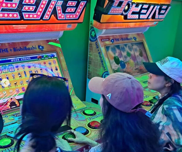 정려원이 친구들과 오락실에서 게임을 하고 있다. / 정려원 소셜미디어