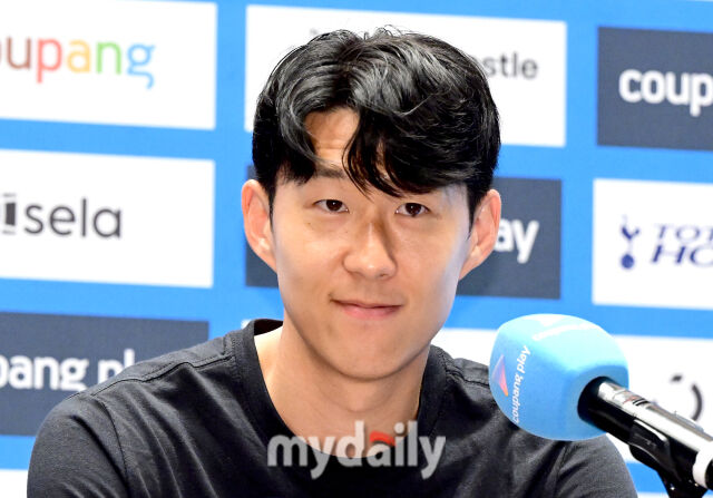 2일 오전 서울 여의도 IFC에서 '2025 쿠팡플레이 시리즈, 토트넘 홋스퍼 FC 기자회견'이 열렸다. 토트넘 손흥민이 이적을 발표하고 있다./유진형 기자