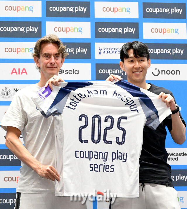 2일 오전 서울 여의도 IFC에서 '2025 쿠팡플레이 시리즈, 토트넘 홋스퍼 FC 기자회견'이 열렸다. 토트넘 손흥민이 인사하고 있다./유진형 기자