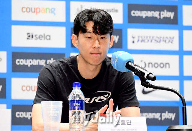 2일 오전 서울 여의도 IFC에서 '2025 쿠팡플레이 시리즈, 토트넘 홋스퍼 FC 기자회견'이 열렸다. 토트넘 손흥민이 인사하고 있다./유진형 기자