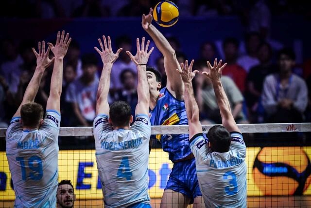 공격하는 미켈레토와 방어하는 슬로베니아 3인 블로커./FIVB