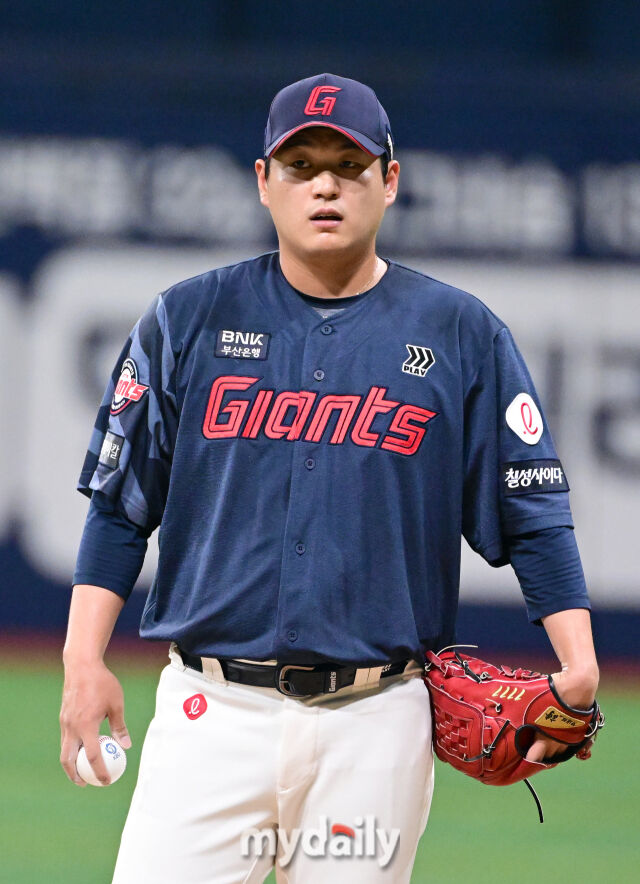 2025년 8월 2일 오후 서울 고척스카이돔에서 열린 '2025 신한 SOL뱅크 KBO 리그' 롯데 자이언츠와 키움 히어로즈의 경기. 롯데 선발투수 나균안이 1회말 2실점 한 뒤 아쉬워하고 있다./고척 = 유진형 기자