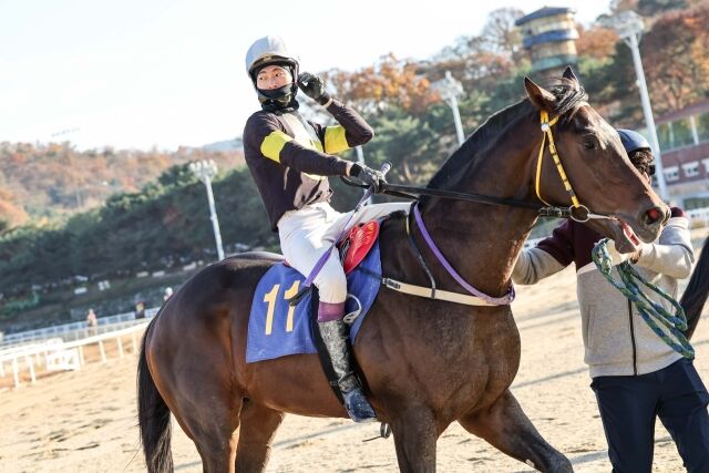 지난해 과천시장배에서 원평스톰에 기승해 우승을 차지한 임다빈 기수. /한국마사회