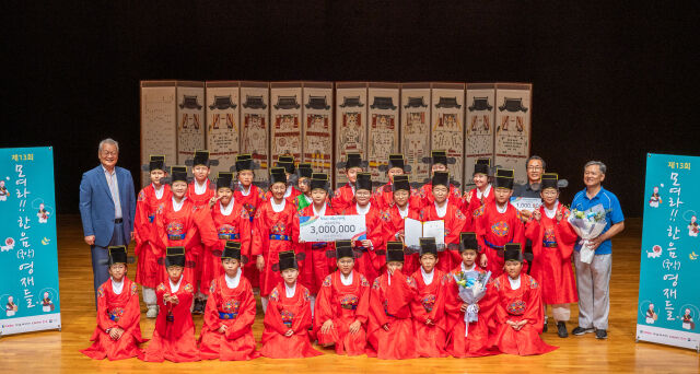 지난 2일 서울남산국악당 크라운해태홀에서 열린 ‘제13회 모여라 한음 영재들 경연대회’에서 윤영달 크라운해태 회장(맨 왼쪽)이 종합대상(교육부장관상)을 수상한 ‘우리 소리 비추는 아이들’과 함께 기념 사진을 찍고 있다. /크라운해태