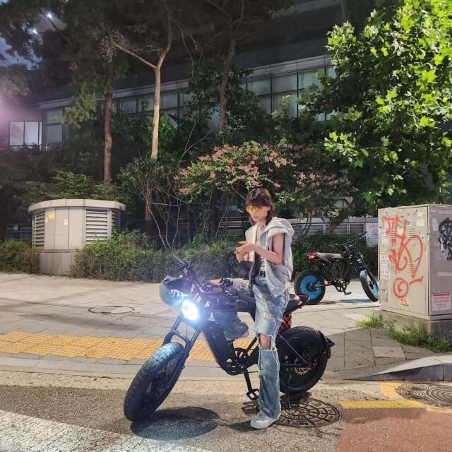 전기바이크에 앉아 있는 배우 정혜인. /정혜인 소셜미디어.
