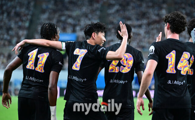 2025년 8월 3일 오후 서울월드컵경기장에서 쿠팡플레이 시리즈 '토트넘 홋스퍼 FC와 뉴캐슬 유나이티드 FC'의 경기가 열렸다.토트넘 손흥민이 첫 골을 넣은 존슨과 동료들을 축하하고 있다./유진형 기자