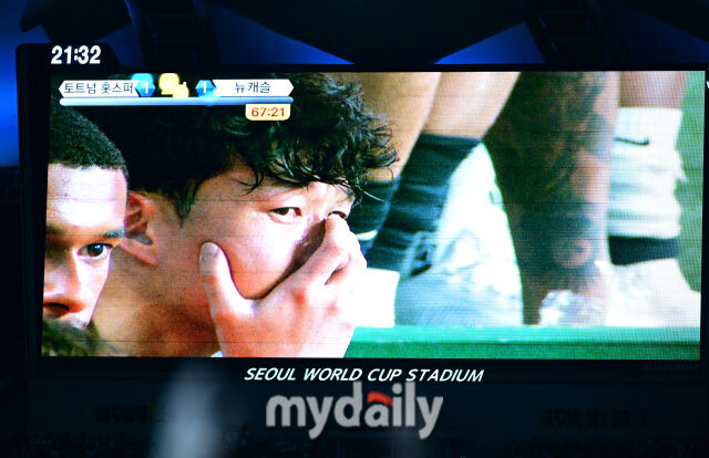 2025년 8월 3일 오후 서울월드컵경기장에서 쿠팡플레이 시리즈 '토트넘 홋스퍼 FC와 뉴캐슬 유나이티드 FC'의 경기가 열렸다.토트넘 손흥민이 후반 교체된 뒤 눈물 흘리고 있다./유진형 기자