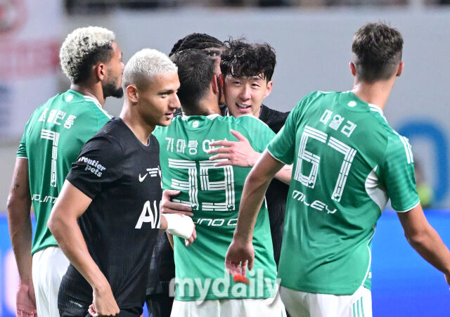 2025년 8월 3일 오후 서울월드컵경기장에서 쿠팡플레이 시리즈 '토트넘 홋스퍼 FC와 뉴캐슬 유나이티드 FC'의 경기가 열렸다.토트넘 손흥민이 후반 교체된 뒤 뉴캐슬 선수들과 인사하고 있다./유진형 기자
