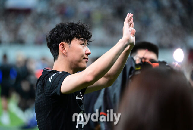 2025년 8월 3일 오후 서울월드컵경기장에서 쿠팡플레이 시리즈 '토트넘 홋스퍼 FC와 뉴캐슬 유나이티드 FC'의 경기가 열렸다.<br><br>토트넘에서 마지막 경기를 뛴 손흥민이 경기 후 관중들에게 인사하고 있다.<br>