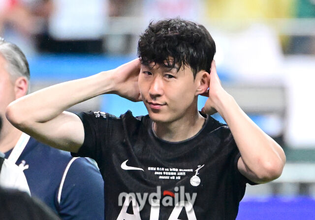 2025년 8월 3일 오후 서울월드컵경기장에서 쿠팡플레이 시리즈 '토트넘 홋스퍼 FC와 뉴캐슬 유나이티드 FC'의 경기가 열렸다.<br><br>토트넘에서 마지막 경기를 뛴 손흥민이 경기 후 관중들에게 인사하며 생각에 잠겨있다.<br>