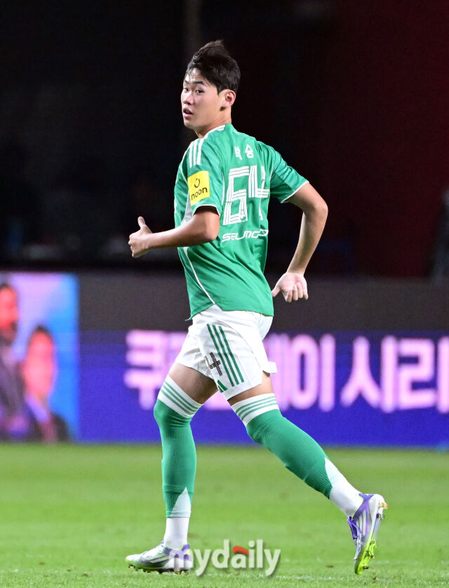 2025년 8월 3일 오후 서울월드컵경기장에서 쿠팡플레이 시리즈 '토트넘 홋스퍼 FC와 뉴캐슬 유나이티드 FC'의 경기가 열렸다. 뉴캐슬 박승수가 후반 교체 투입되고 있다./서울월드컵경기장=유진형 기자