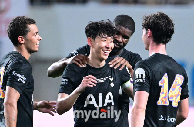 2025년 8월 3일 오후 서울월드컵경기장에서 쿠팡플레이 시리즈 '토트넘 홋스퍼 FC와 뉴캐슬 유나이티드 FC'의 경기가 열렸다.<br><br>토트넘 케빈 단소가 토트넘에서 마지막 경기를 뛴 손흥민을 축하하고 있다.<br>