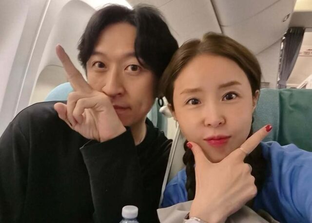 코요태 신지(오른쪽)와 빽가가 호주 콘서트를 마치고 4일 귀국 비행기에서 인증샷을 올렸다. / 신지 소셜미디어