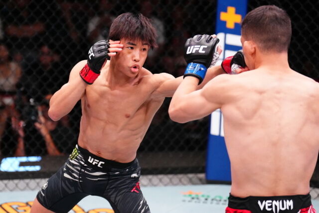 다이라(왼쪽)가 박현성의 안면에 펀치를 적중하고 있다. /UFC 제공