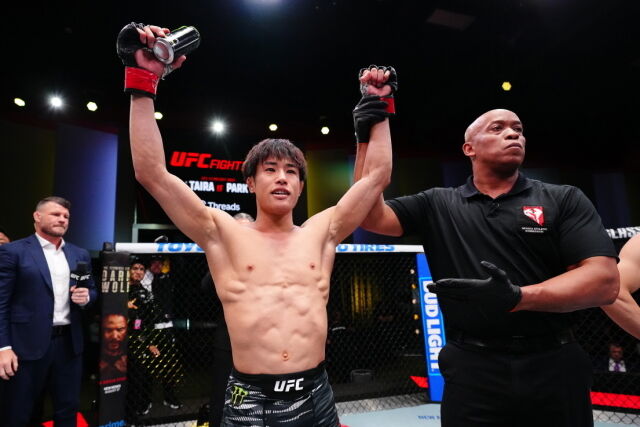 다이라(가운데)가 박현성을 꺾은 후 환호하고 있다. /UFC 제공