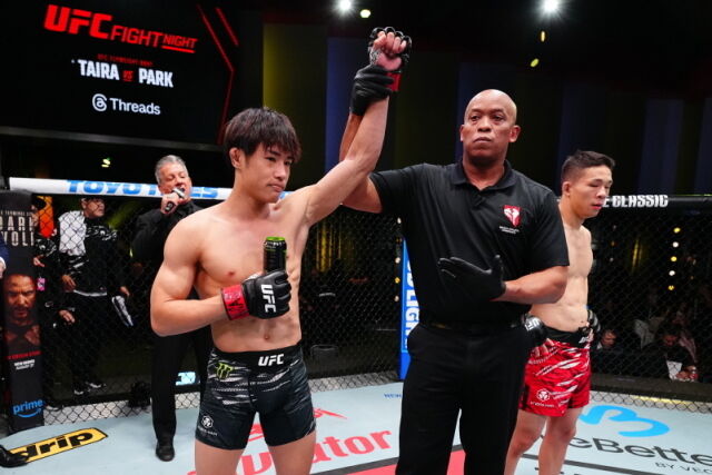 박현성(오른쪽)과 경기에서 승리를 확정하는 다이라(왼쪽). /UFC 제공