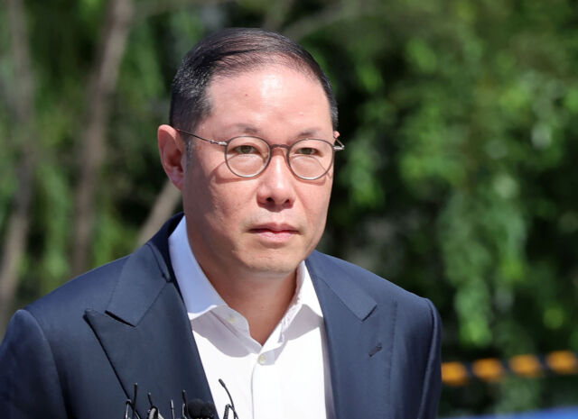 조현상 HS효성 부회장이 4일 서울 종로구 KT 광화문빌딩 웨스트에 마련된 윤석열 전 대통령 부인 김건희 여사 의혹을 수사하는 민중기 특별검사 사무실로 출석하고 있다. /뉴시스