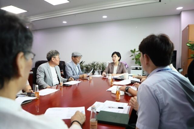 전현의 의원(위)이 전현희 의원실에서 가진 '스포츠정책 토론회' 사진 미팅에서 의견을 말하고 있다. /전현희 의원실 제공