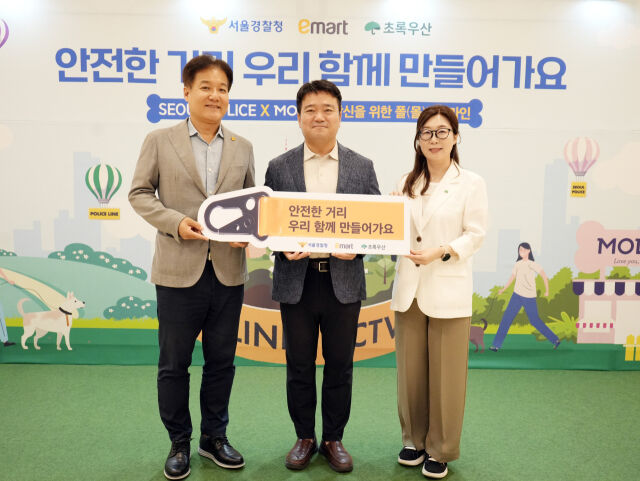 지난 1일 이마트 청계천점 몰리스 매장 앞에서 열린 ‘당신을 위한 폴(몰)리스라인’ 서울 안심 캠페인 폴리스라인 키링 전달식에서왼쪽부터 손천식 이마트 컴플라이언스담당 전무, 조영호 서울경찰청 홍보기획계장, 신정원 초록우산 사회공헌협력본부장이 기념사진을 찍고 있다. /이마트
