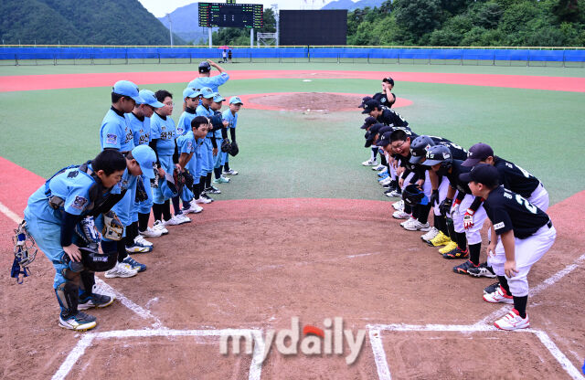 전주완산구 유소년야구단(왼쪽)이 제2회 마이데일리배 전국유소년야구대회에서 안산시 유소년야구단과 경기를 앞두고 인사를 나누고 있다. /횡성베이스볼테마파크=송일섭 기자