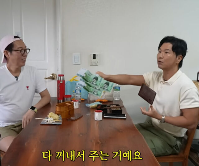 유재석이 지갑에 있던 돈을 전부 김시덕에게 준 것으로 알려졌다. / 유튜브 '김영철 오리지널'