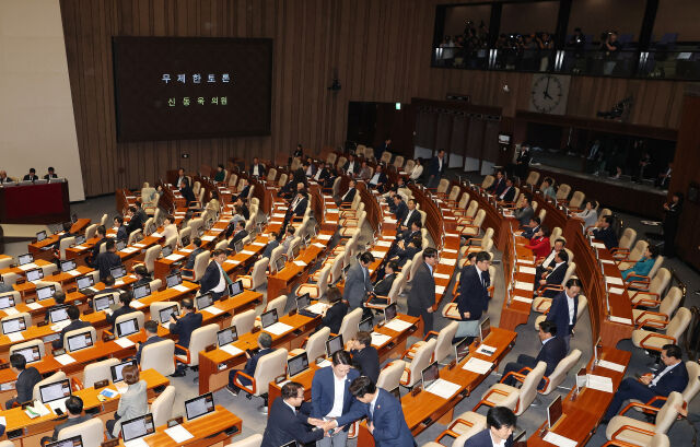 4일 오후 서울 여의도 국회에서 열린 제427회국회(임시회) 제3차 본회의에서 국민의힘의 방송3법 반대 필리버스터가 시작되자 더불어민주당 의원들이 회의장을 빠져나가고 있다. /뉴시스
