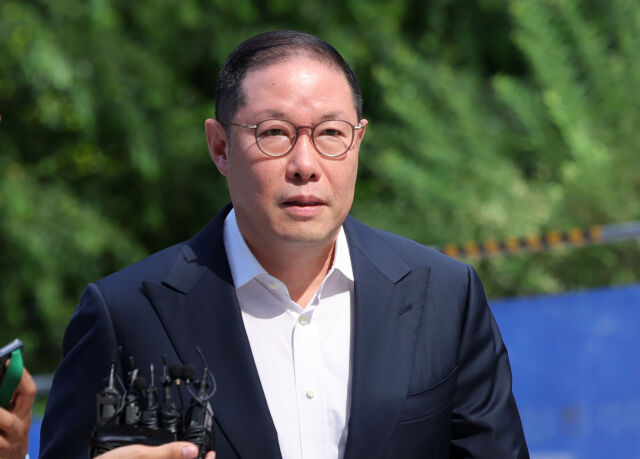 조현상 HS효성 부회장이 4일 서울 종로구 KT 광화문빌딩 웨스트에 마련된 윤석열 전 대통령 부인 김건희 여사 의혹을 수사하는 민중기 특별검사 사무실로 출석하고 있다. /뉴시스