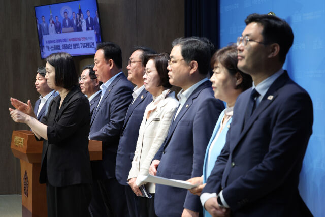 어기구 더불어민주당 의원이 4일 오전 서울 여의도 국회에서 열린 철강산업 경쟁력 강화와 녹색철강기술 전환을 위한 K-스틸법 제정안 발의 기자회견에서 발언하고 있다. /뉴시스