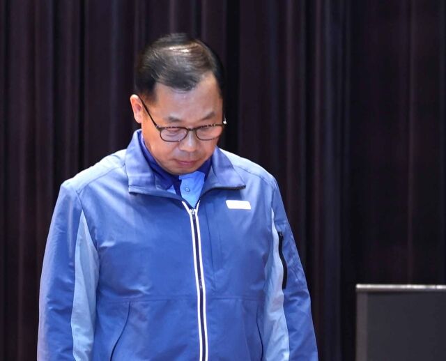 정희민 포스코이앤씨 대표이사 사장이 지난달 29일 오후 인천 연수구 포스코이앤씨 인천 송도사옥에서 지난 28일 경남 함양~창녕 고속도로 현장에서 발생한 중대재해와 관련해 사과문을 발표 후 퇴장하고 있다. /뉴시스