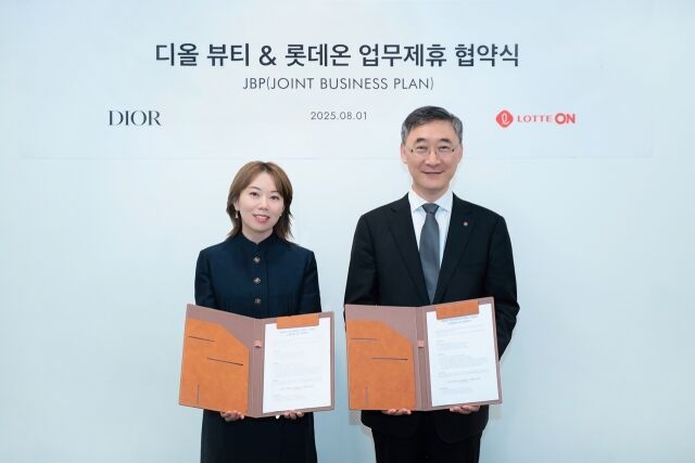 지난 1일 롯데온과 크리스챤 디올 뷰티 코리아의 업무제휴 협약식에서 박익진 롯데쇼핑 e커머스사업부 대표와 김백남 크리스챤 디올 뷰티 코리아 지사장이 기념촬영을 하고 있다. /롯데쇼핑
