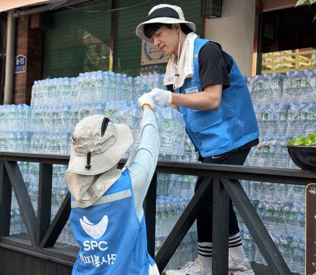 서울 용산구 한강로동 주거단지에서 5일 SPC그룹 임직원들이 폭염으로 어려움을 겪고 있는 취약계층에게 전달할 생수를 나르고 있다. /SPC그룹