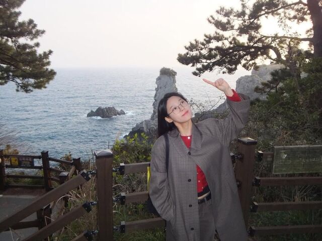 제주도 서귀포시 외돌개 앞에서 포즈를 취한 설현. /설현 소셜미디어
