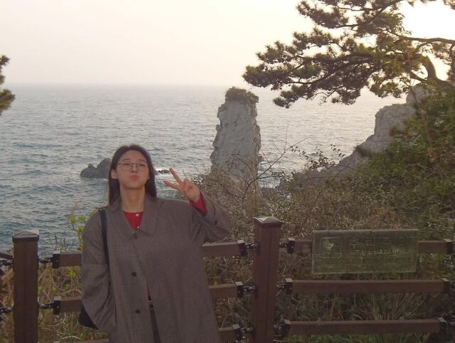 친구와 제주도 나들이에 나선 설현. 서귀포시 외돌개 앞에서. /설현 소셜미디어