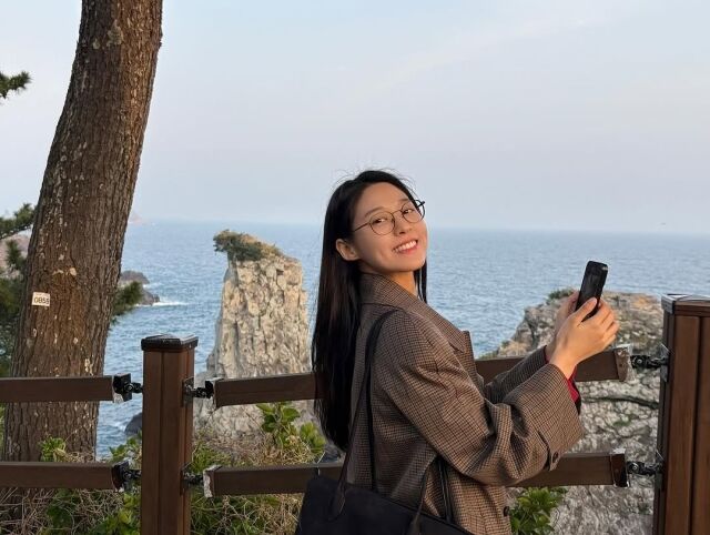 제주도 서귀포에서 가수 겸 배우 설현. /설현 소셜미디어