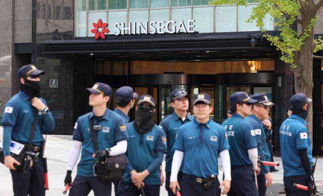 5일 오후 서울 중구 신세계백화점 본점에 폭발물을 설치했다는 신고가 접수돼 경찰이 주변을 통제하고 있다. /뉴시스