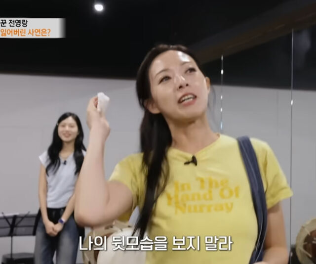 전영랑이 나오지 않는 목소리로 노래 연습에 열중했다. / MBN '특종세상'