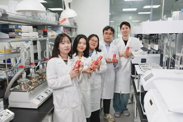 콜마비앤에이치 식품과학연구소 직원들이 애터미 헤모힘 샷 제품을 들고 포즈를 취하고 있다. /콜마비앤에이치