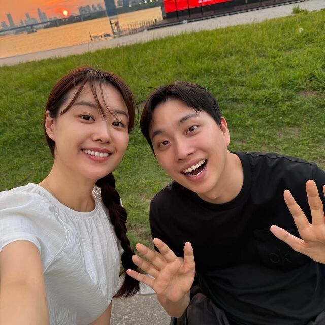 송지은-박위 커플이 한강 데이트를 즐기고 있다. /송지은 소셜미디어