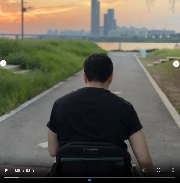 송지은이 휠체어로 달리는 남편 박위의 뒷모습을 담았다./ 송지은 소셜미디어