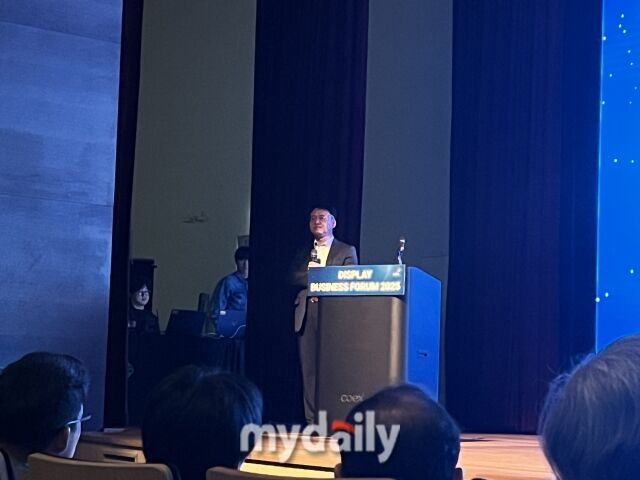 조성찬 삼성디스플레이 부사장이 6일 서울 강남구 코엑스에서 열린 ‘디스플레이 비즈니스 포럼 2025’에서 기조연설을 하고 있다. /심지원 기자