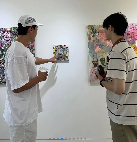 배우 장동윤(오른쪽)이 선배 이희준 전시회에서 함께 작품을 둘러보고 있다. / 장동윤 소셜미디어