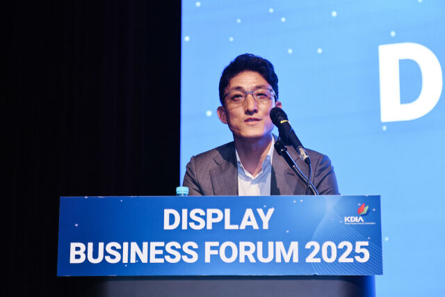 황상근 LG디스플레이 상무가 6일 서울 강남구 코엑스에서 열린 ‘디스플레이 비즈니스 포럼 2025’에서 기조연설을 하고 있다. /한국디스플레이산업협회