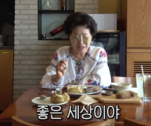 선우용여는 아웃백 레스토랑에서 만찬을 즐겼다. / 유튜브 '순풍 선우용여'