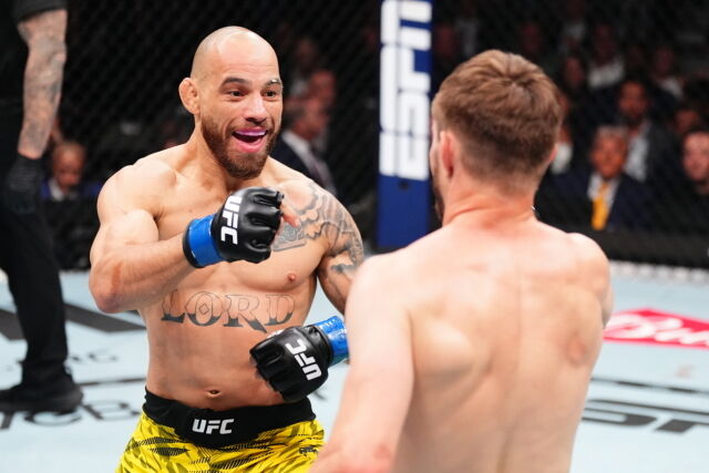 브라이스 미첼(오른쪽)과 경기에서 공격을 시도하는 실바. /UFC 제공