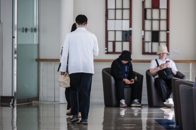 서울시내 대학병원에서 의료진이 이동하고 있다. /뉴시스