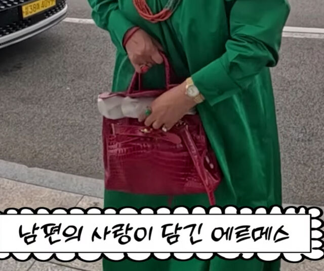 선우용여가 남편이 사준 악어가죽 에르메스 백을 들고 등장했다. / 유튜브 '순풍 선우용여'