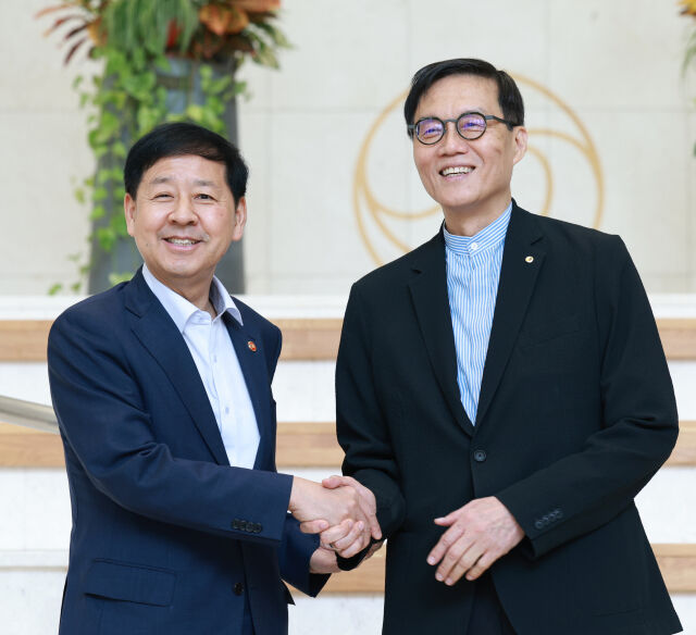 구윤철 부총리 겸 기획재정부 장관이 7일 한국은행을 방문해 이창용 총재와 악수하며 기념사진을 찍고 있다. /한국은행