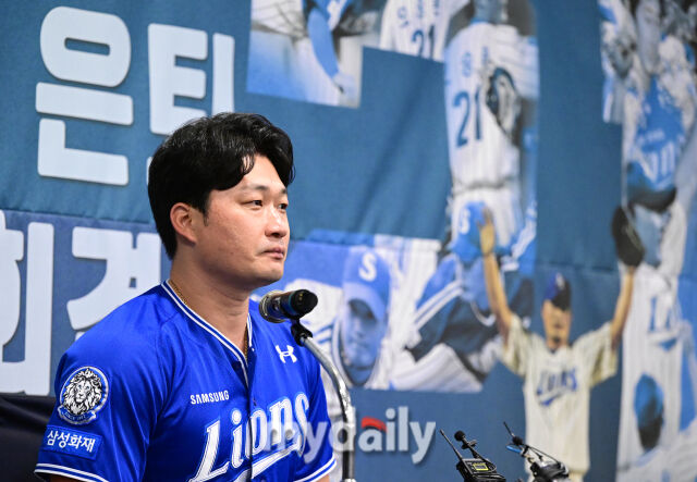 2025년 8월 7일 오후 인천 오라카이 송도파크 호텔에서 삼성 라이온즈 오승환 은퇴 기자회견이 열렸다. 오승환은 한미일 통산 549세이브를 기록한 한국 최고의 마무리 투수다. KBO리그에서 427세이브, 일본에서 80세이브, 메이저리그에서 42세이브를 기록했다. 오승환이 인사하고 있다./인천=유진형 기자